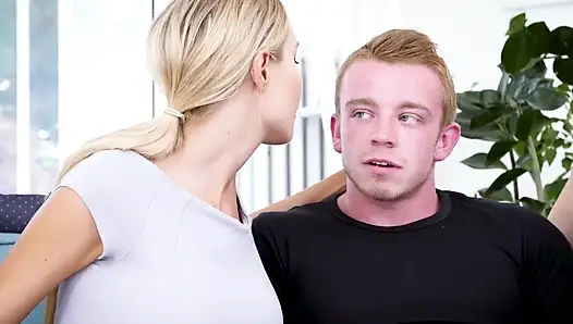 Üvey anne ve üvey kız yarak değiştiriyor 2 sahne 2 yarak değiştirme