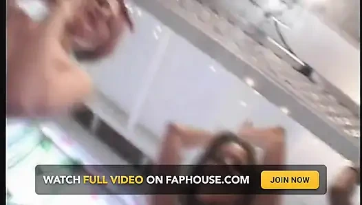 Tante seksi rambut pirang digilir di pesta seks liar di dapur