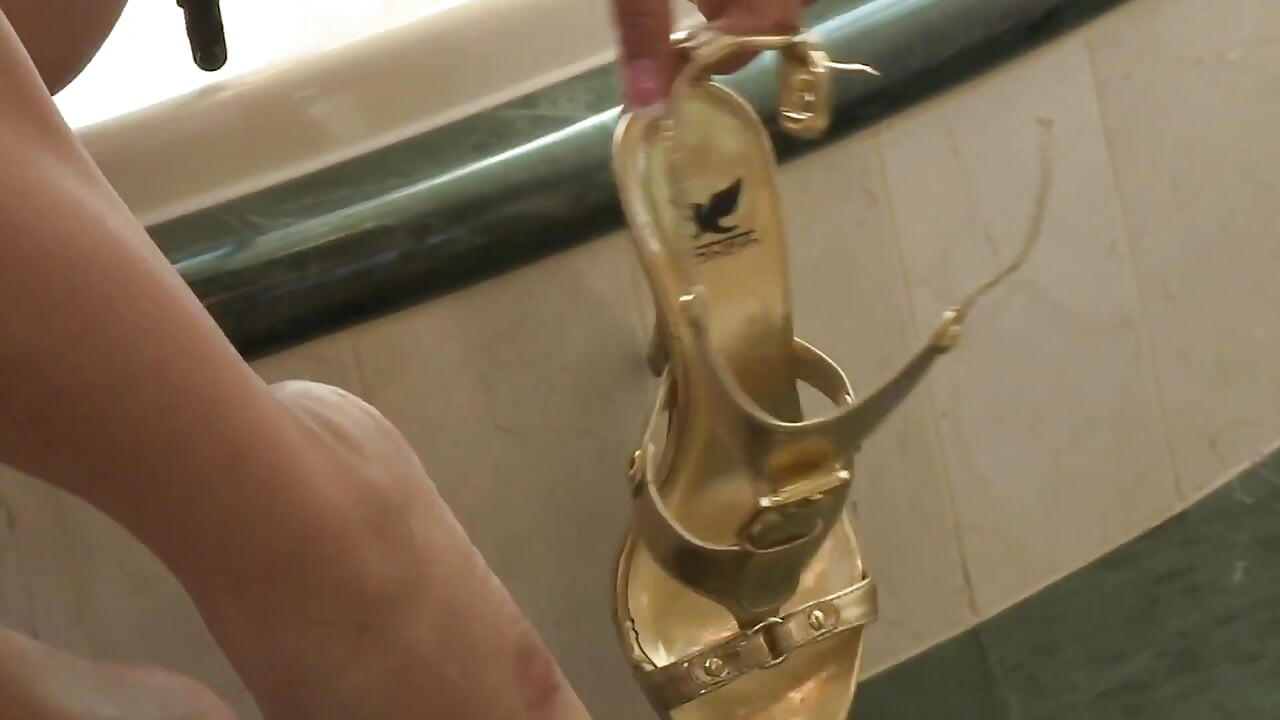 Nyt asiatiske jenter Scene-4, den varme, storbygde jenta Jessica Bangkock nyter hard knulling etter et erotisk bad