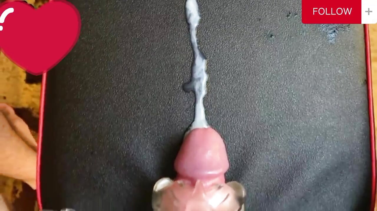 Amatör kille stönande oavbrutet medan knullar Fleshlight tills sperma