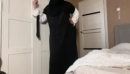 Üvey anne üvey oğluna külotlu çorap gösteriyor