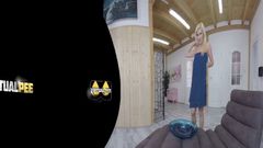 Блондинка-милфа покрывается мочой - VR видео