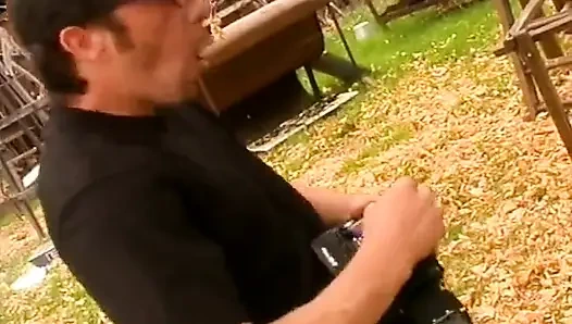 Лизание сисек на улице в тройничке - киска широко раздвинута