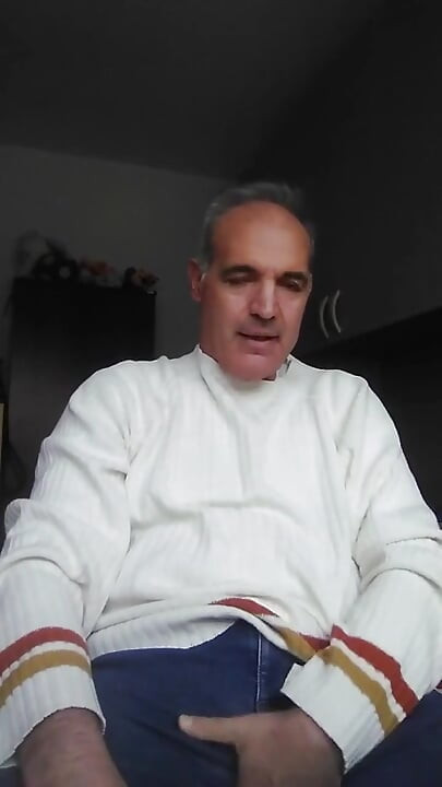 Nastavlja lekciju Luci o tome kako masturbirati vlastiti kurac