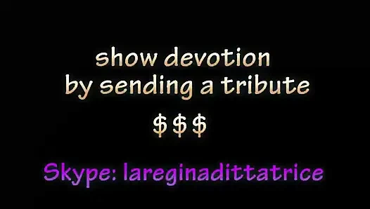 Herrin in leder- und netzstrümpfen hat schmutzige worte für dich