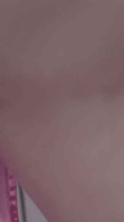 Selfie dans la salle de bain amateur - culotte rose et chatte rasée
