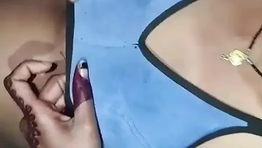 Adik tiriku masukin botol sprite ke dalam memeknya dan menguras spermanya?