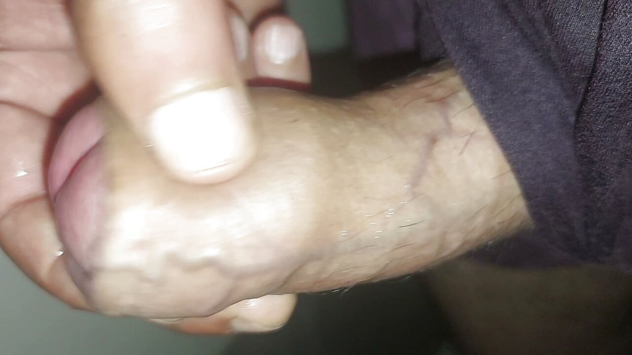 Osećam zadovoljstvo kada mi maćeha pravi handjob