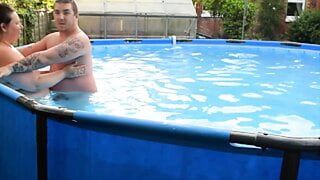 S'amuser dans la piscine avec une BBW