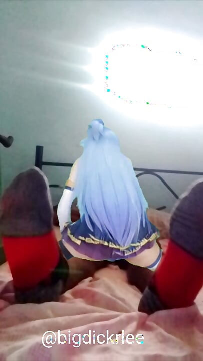 Konosuba Aqua mě jezdí, zatímco si honím