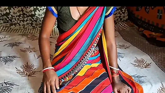 Bibi, beralasan dengan saree merah, mendekati menciptakan momen yang indah dan romantis penuh dengan seks anal cinta