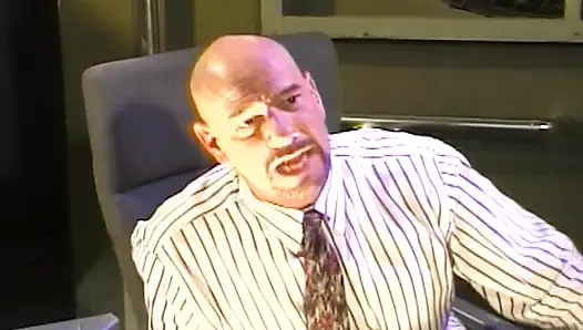 Поедающая сперму тинка наклоняется и трахается раком