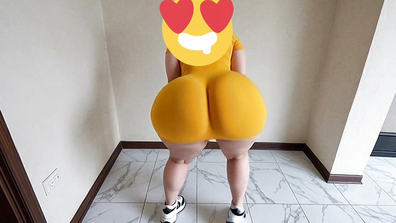 Žena s velikom guzicom trese je seksi