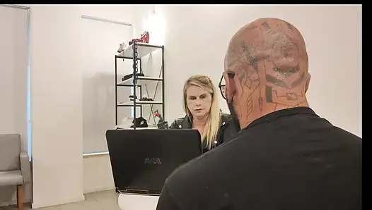 Massagista Numa Entrevista De Emprego Foi Punido Tiffany Obriga Ele Brinca Cons Pezinho