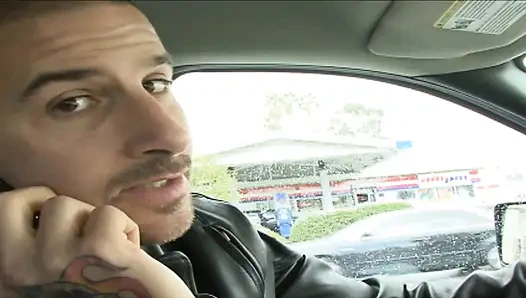 Randy Youngster'ın sert nüfuzlu amcığı pembe yarık döl yüzüyle dolu minyon görünüyor