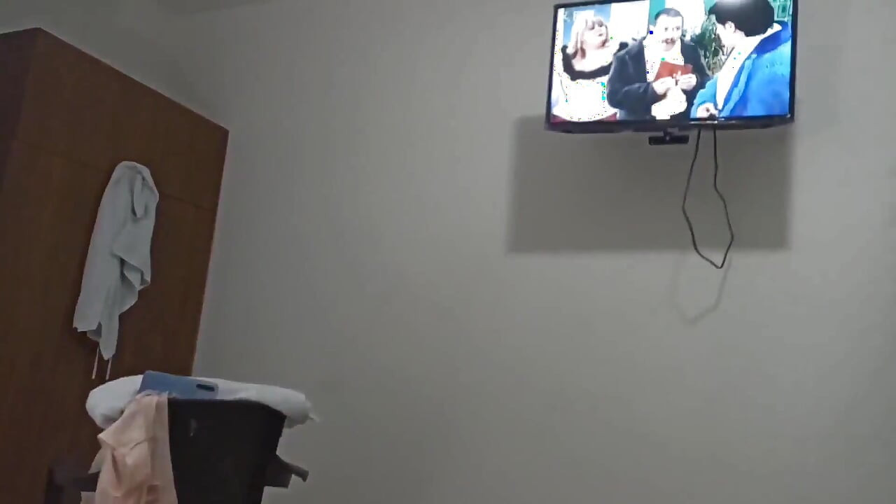 18-летняя брюнетка с большими отвисшими сиськами из Нью-Йорка, Соединенные Штаты, трахает большой хуй ее сводного брата varisb