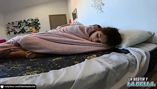 Aku pergi dari menonton netflix dengan saudara tiriku untuk bercinta dengan keras dan lezat dengan air mani di pantat ho