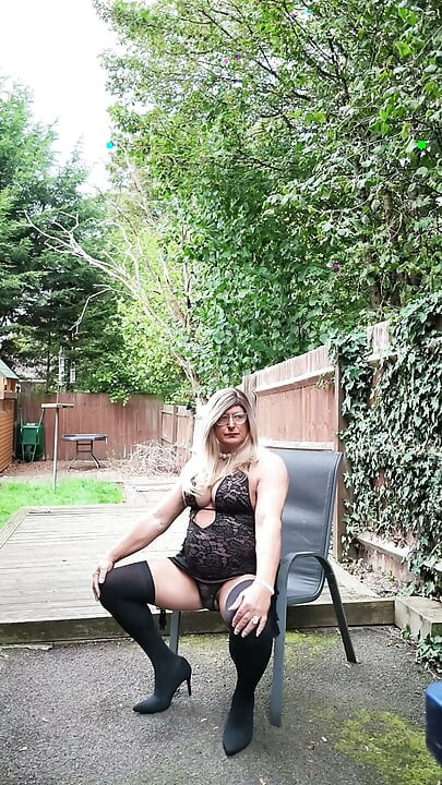 Sexy Crossdresser kellycd2022 i min sexiga svarta spetsklänning och sexiga högklackade stövlar