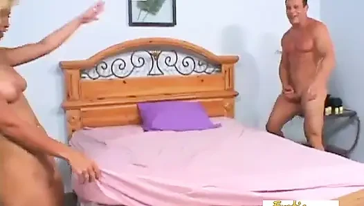 Bu sarışın hatun adamın bildiği her pozisyonda harika görünüyor