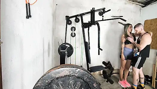 Der große Hintern im Fitnessstudio