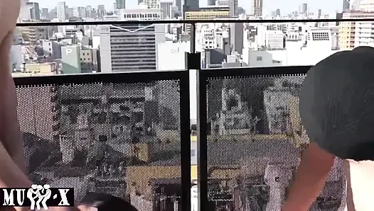 Dua pasangan bergabung bersama di bawah langit terbuka saat kegembiraan bersama terungkap dalam celebratory chaos Bright 2nd