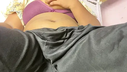 Gadis toket sange ini lagi asik fingering memeknya sambil meringis keenakan