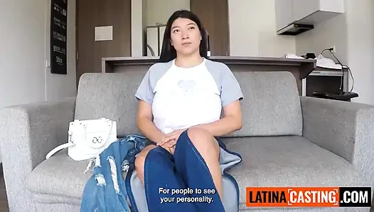 Cewek latina asia amatir dengan toket besar alami ini bilang nggak akan pernah selingkuh... Berujung dudukin kontolku