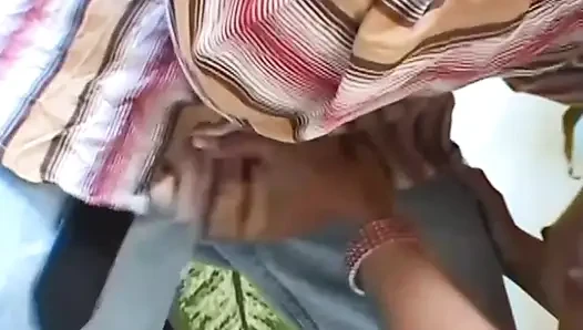 Asyalı genç kız götten çifte sikişiyor