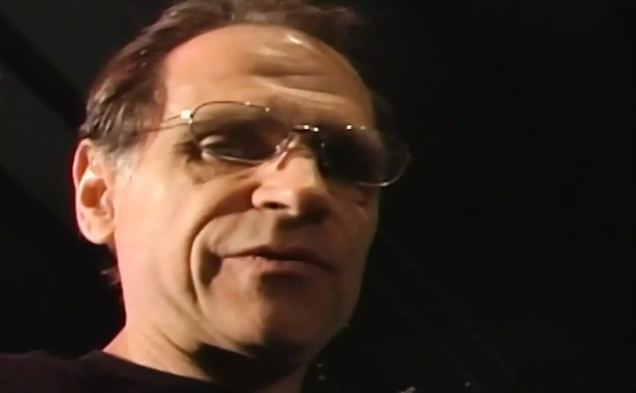 超级施虐狂 Hector 折磨他顺从的荡妇 Bonnie 的阴户和阴蒂。