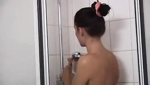 Çekici esmer bebek duş alıyor