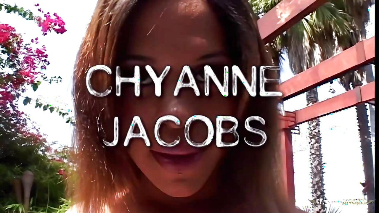 Chyanne Jacobs semplicemente adora la sensazione di un grande cazzo nero che penetra il suo stretto culo bianco