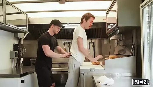 Finn Harding invite Chris Cool à l’intérieur du food truck pour qu’ils puissent travailler et s’amuser en même temps - MEN