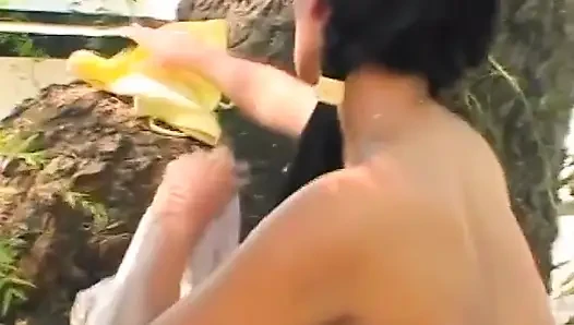 Latina brünette mit zöpfen lutscht schwanz und fickt im freien