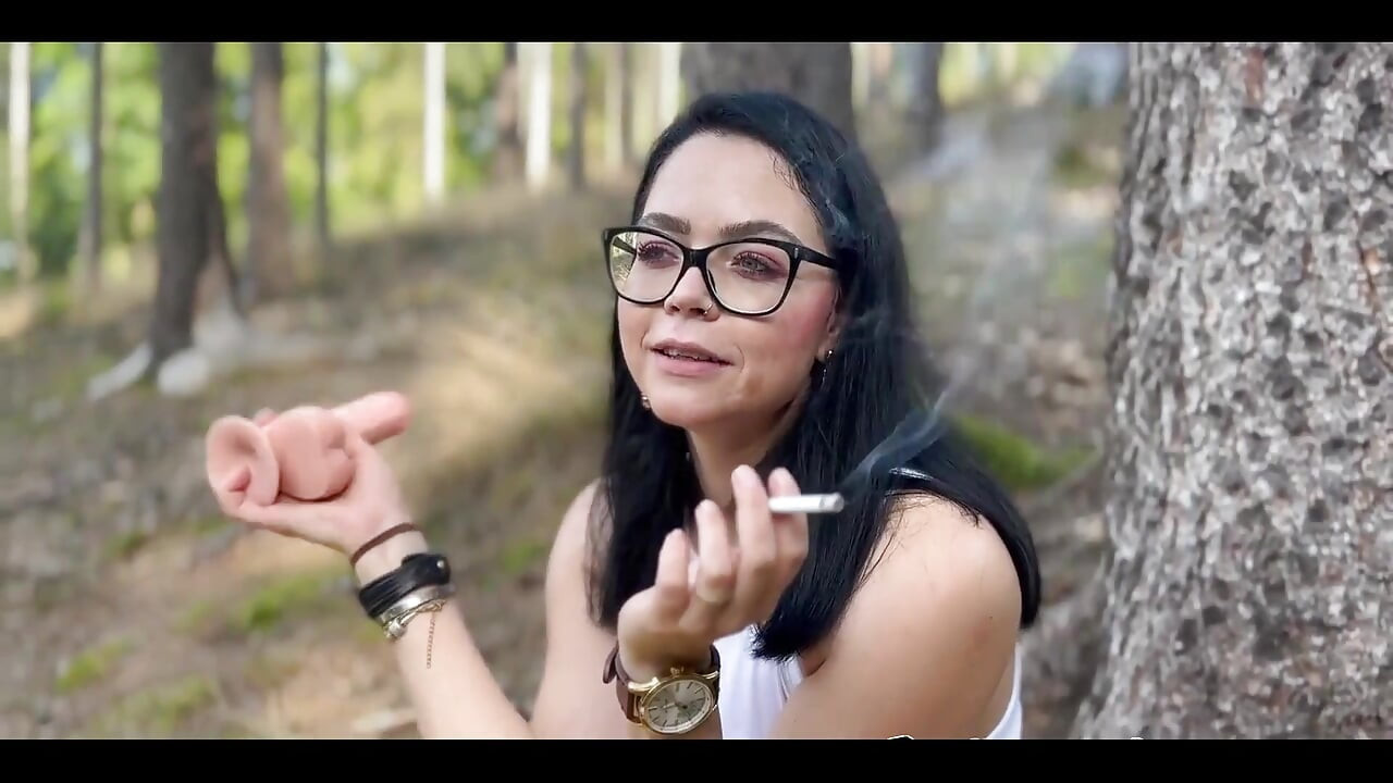 สูบบุหรี่และอมควยดิลโด้ในป่า