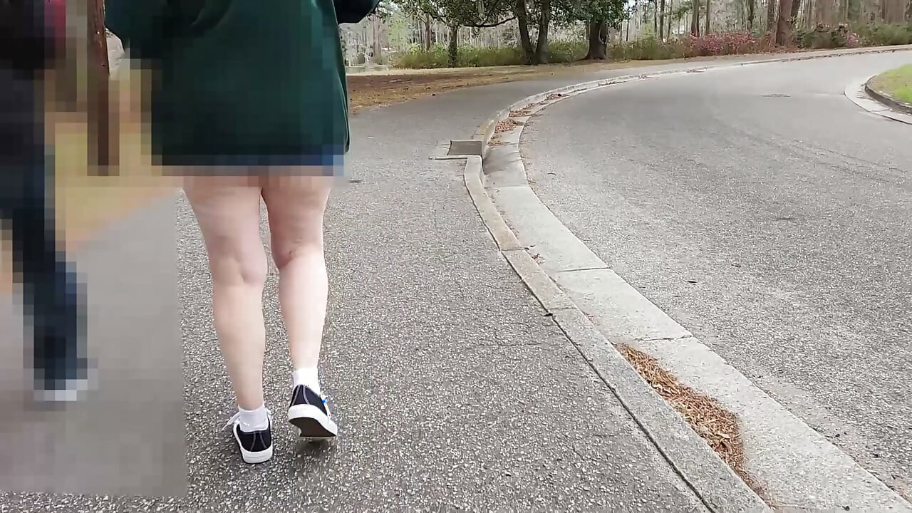 MILF BBW ร้อนแรงเดินเล่นในสวนโชว์ก้นโผล่! แล้วให้คนแปลกหน้าดูดควย!