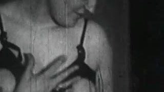 Pareja fumadora se pone traviesa con cuerdas (vintage de los años 50)