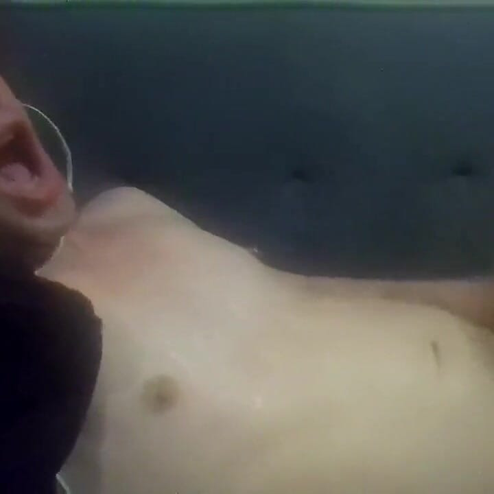 Sperma hangat ini seharusnya ada di dalam memekmu yang penuh sperma.... Lalu kau jilat memerahku...