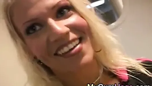 Камшот на лицо на натуральную сексуальную блондинку