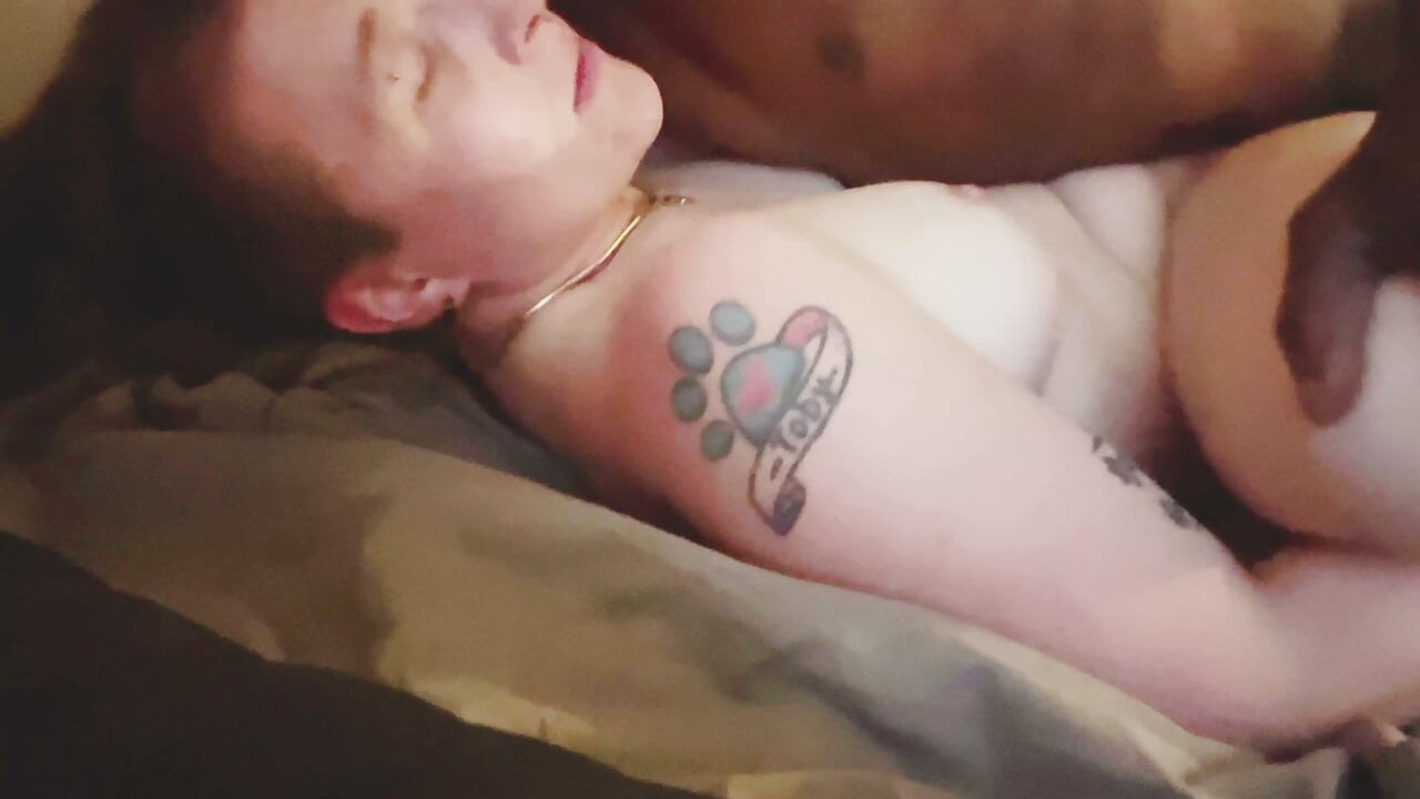Tomboy enteada faz seu padrasto ver o quão bom de uma foda ela é