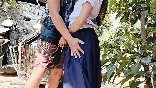 GADIS SEKOLAH POLOS TRIKE MENGUNDANG SOPIR YANG BERUNTUNG UNTUK PERGI KE SUATU TEMPAT