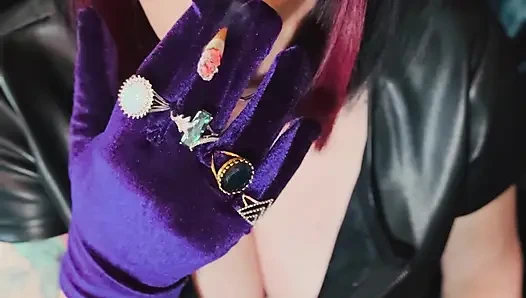 Sigara içen kraliçe Tina Snua deri ve eldivenle mantar sigarası içiyor