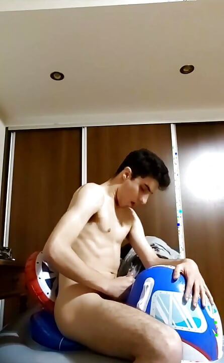 Függőleges videó - Sok felfújható játék felfújása, miközben a streamben rángatom a farkam