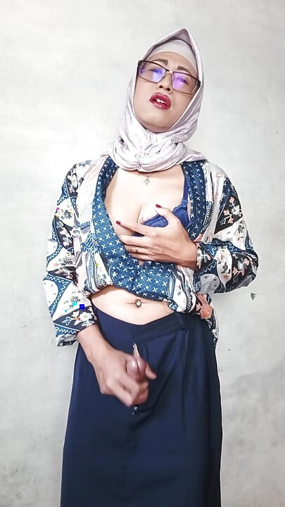 Hijab Shemales with Big Dicks Dildo Masturbate Until She Cum