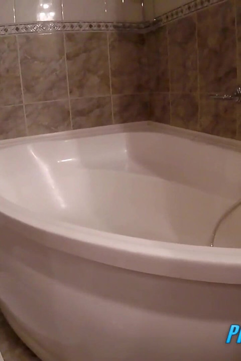 BBW piss in the bath tub
