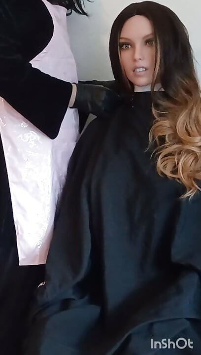 Seksi u crnom, višenamjenski frizerski salon, fetiš modeliranje s Lauren