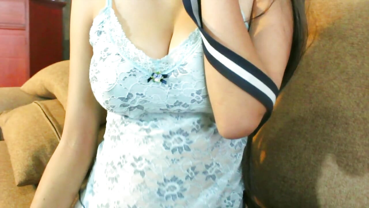 Όμορφο ασιατικό πείραγμα ενώ καπνίζετε ένα τσιγάρο