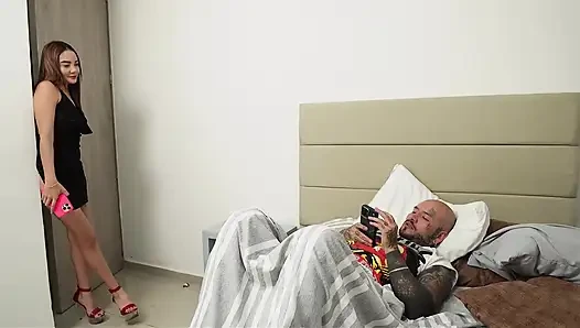 Topuklu Elbiseli Kadın, Partiden Önce Üvey Kardeşi Tarafından Sızdırıldı