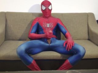Spiderman adore se branler (et jouir)