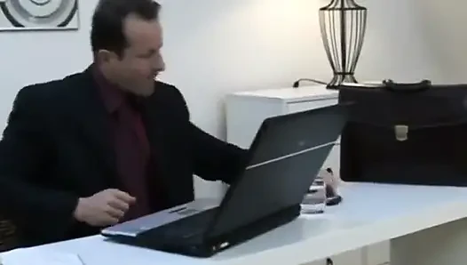 Büyük memeler iş yerinde - Cindy'nin patronu sıkı amcığını seviyor ve masaj yapıyor