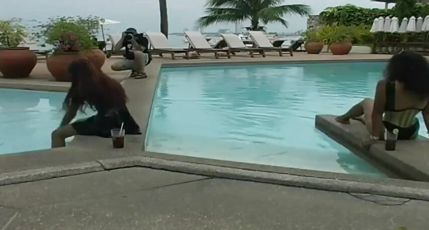 2 fetish lateks latina seksi di kolam dan di pantai